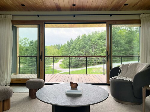 New Luxury Home w/Large Balcony Close to Hiking, Okemo