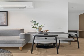 Dining - Bright Apt Southbank |Near Crown Casino ,Pool &Gym (Southbank)