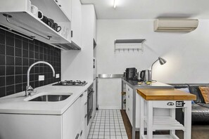 Private kitchen - Central 2 Bed Apartment Near Melbourne CBD (Melbourne)