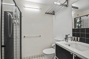 Bathroom - Central 2 Bed Apartment Near Melbourne CBD (Melbourne)