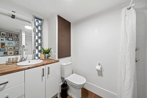 Bathroom - Airy & Arty 2-Bed Old Kingston Foreshore (Kingston)