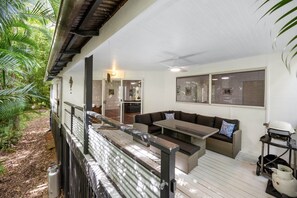 Outdoor dining - Serene Mount Coolum Escape Near the Beach (Mount Coolum)