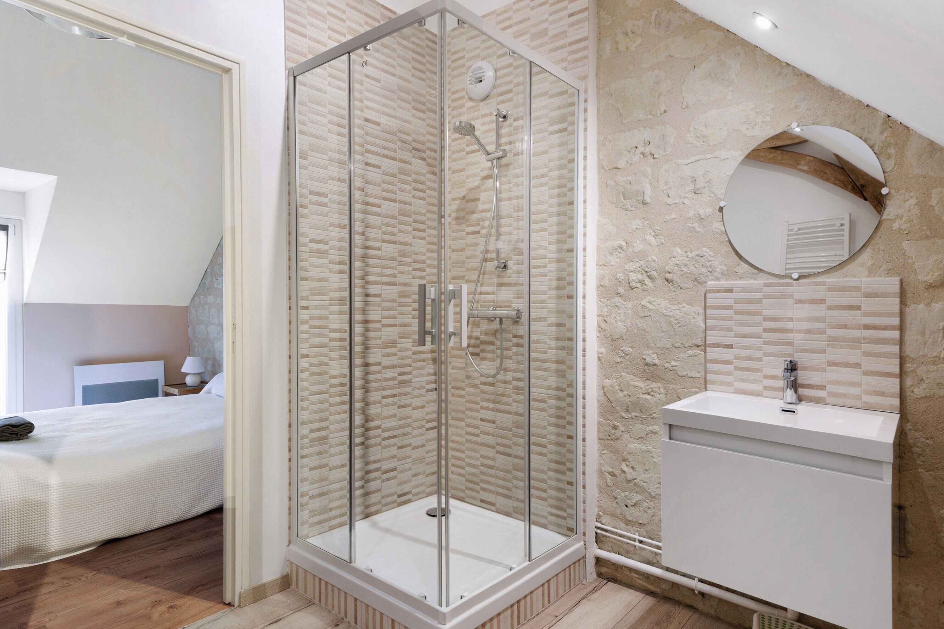 Een douche, een haardroger, handdoeken