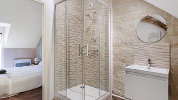 Een douche, een haardroger, handdoeken