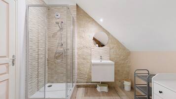 Shower, hair dryer, towels