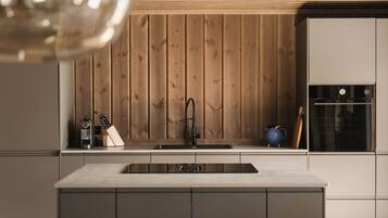 Fridge, oven, stovetop, dishwasher