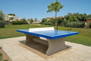 A ping pong table in an outdoor setting with a clear sky and surrounding greenery. - Charming Villa by Sérignan Beach (Sérignan)