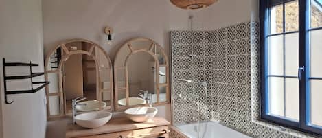 Douche, sèche-cheveux, serviettes fournies, papier toilette