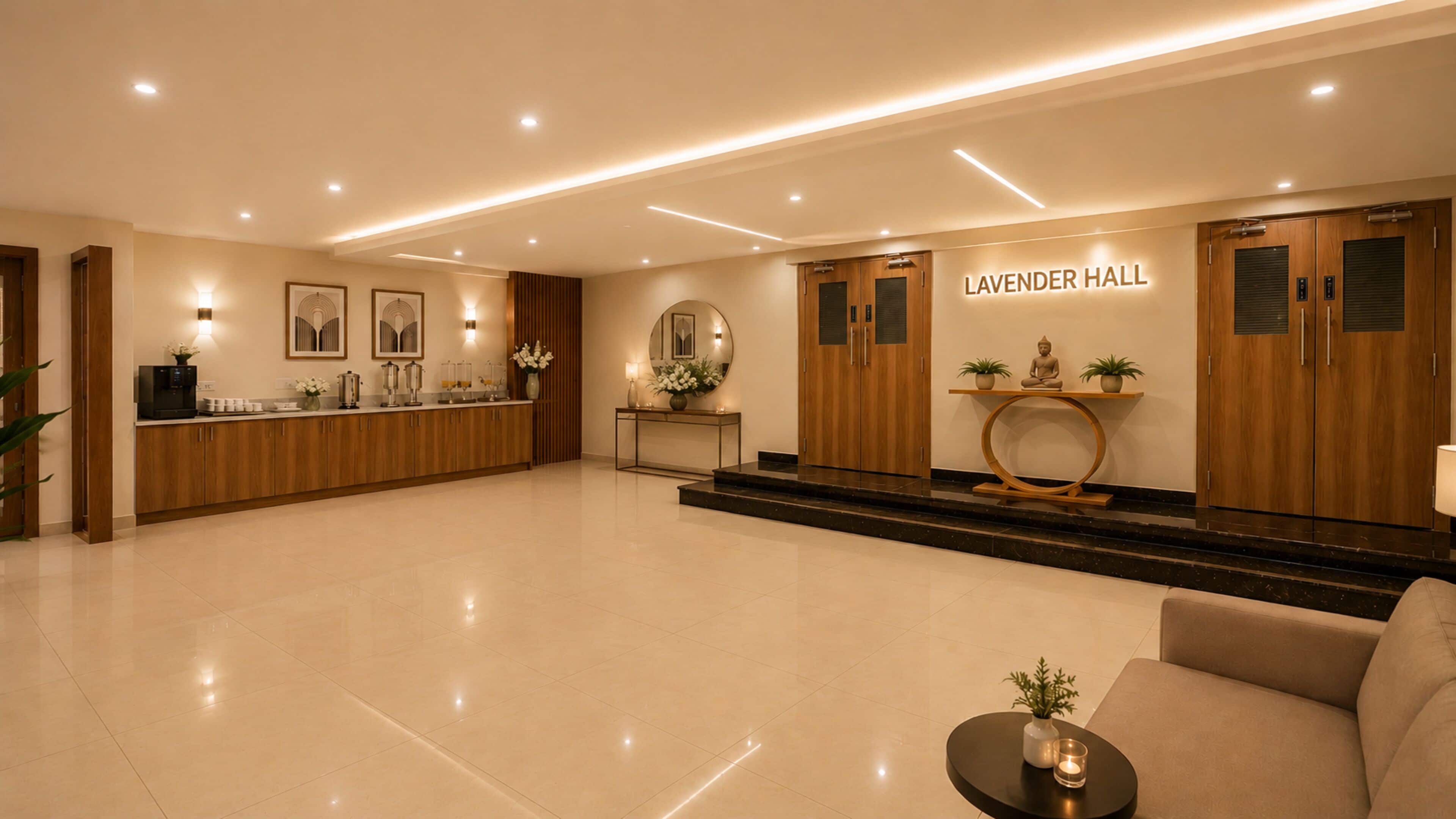 Un vestíbulo de hotel con mostrador de recepción, un sofá y una pared con el texto 'LAVENDER HALL'.