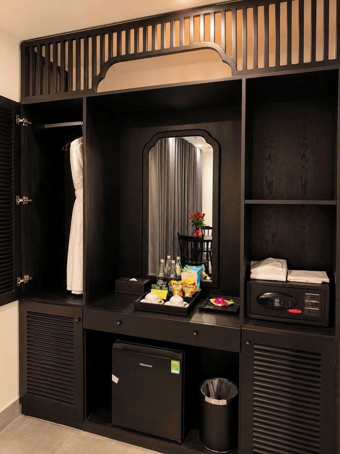 Family Room | Minibar, in-room safe, blackout curtains, travel cot
