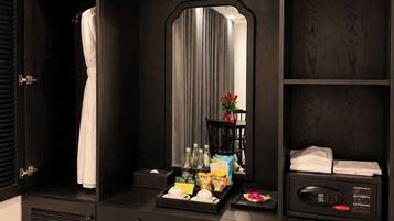 Family Room | Minibar, in-room safe, blackout curtains, travel cot