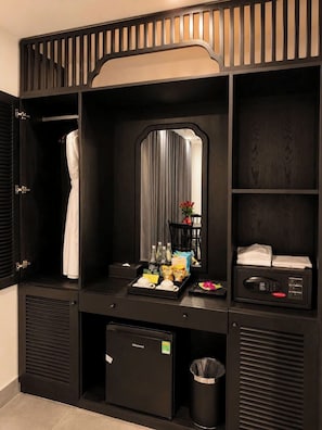 Habitación familiar | Minibar, caja de seguridad en la habitación y cortinas blackout 