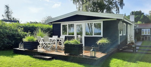 Cosy summerhouse with unique fjord view in Kulhuse