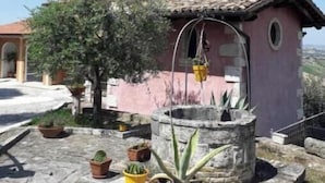 Property grounds - Panoramic cottage, surrounded by olive trees, overlooking the Adriatic Sea, (Borrano)
