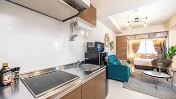 Standard Apartment, Kitchen, City View | Private kitchen | Full-size fridge, microwave, stovetop, cookware/dishes/utensils