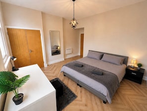 2 chambres, fer et planche à repasser, Wi-Fi, draps fournis