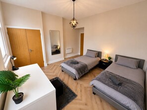 2 室のベッドルーム、アイロン / アイロン台、WiFi、ベッドシーツ