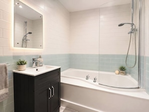 Douche, sèche-cheveux, serviettes fournies, savon
