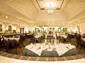 A formal dining room with round tables, chairs, and a chandelier. - Itc Rajputana A Luxury Collection Hotel (Jaipur)