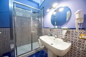 Chambre Triple Deluxe, balcon, vue ville | Salle de bain