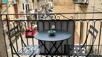 Familienapartment, Balkon, Stadtblick | Speisen im Freien