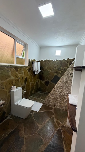 Apartamento Confort, vistas a la piscina | Baño | Ducha, artículos de higiene personal gratuitos y secador de pelo