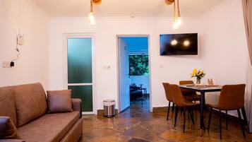 Deluxe Apartment, Ocean View | Living area