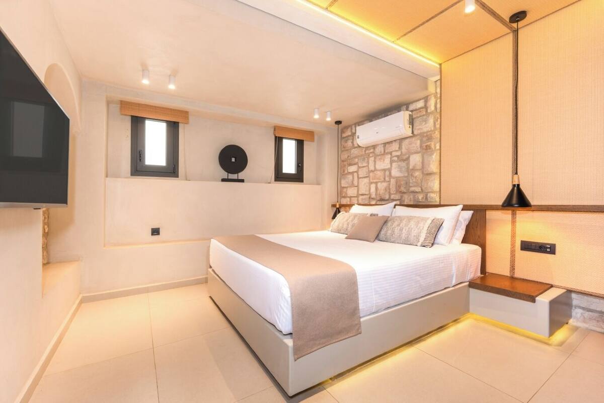 Luxury Suite, Sea View | In-room safe, laptop workspace, iron/ironing board, WiFi (free)