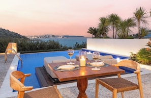 Suite Deluxe, vista al mar | Alberca | Alberca al aire libre