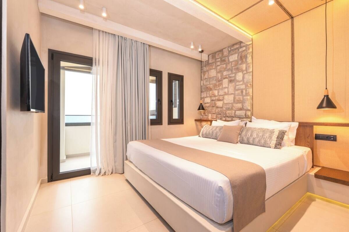 Deluxe Suite, Sea View | In-room safe, laptop workspace, iron/ironing board, WiFi (free)