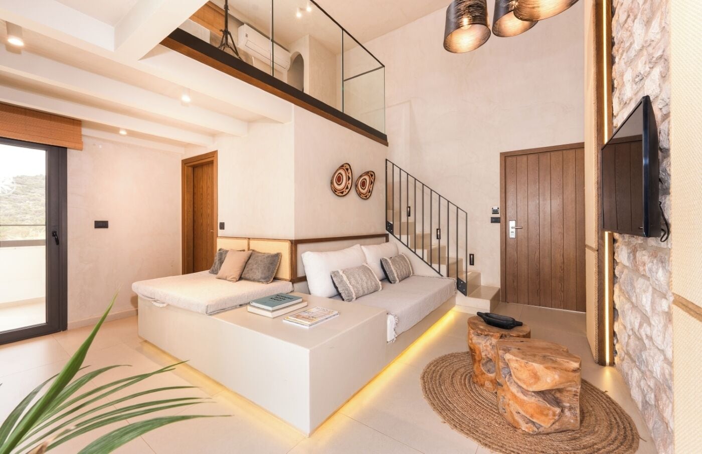 Deluxe Suite, Partial Sea View | Living area