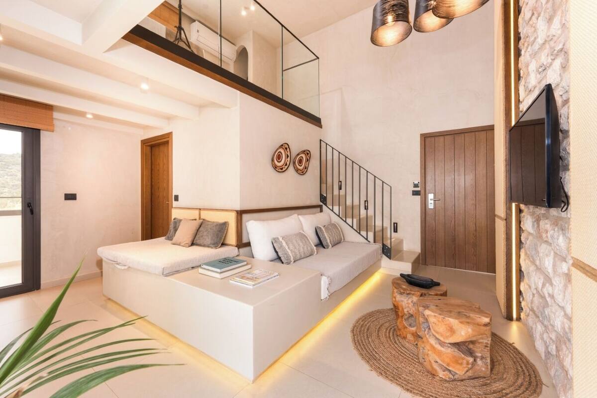 Deluxe Suite, Partial Sea View | Living area