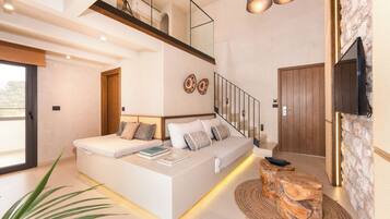 Deluxe Suite, Partial Sea View | Living area