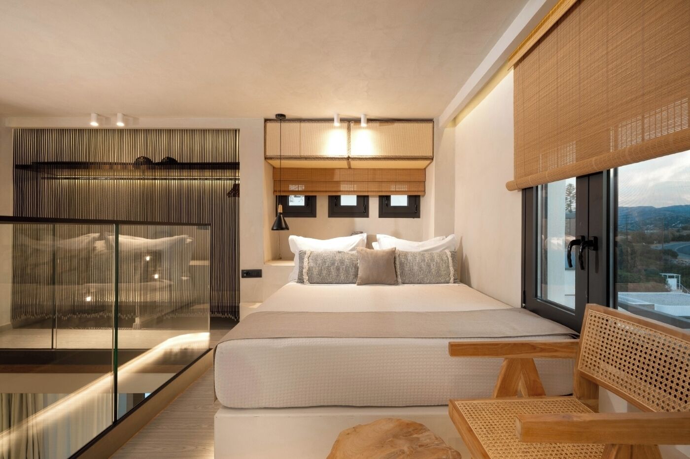 Suite Deluxe, vistas parciales al mar | Caja fuerte y espacio para trabajar con un portátil