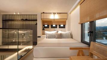 Deluxe Suite, Partial Sea View