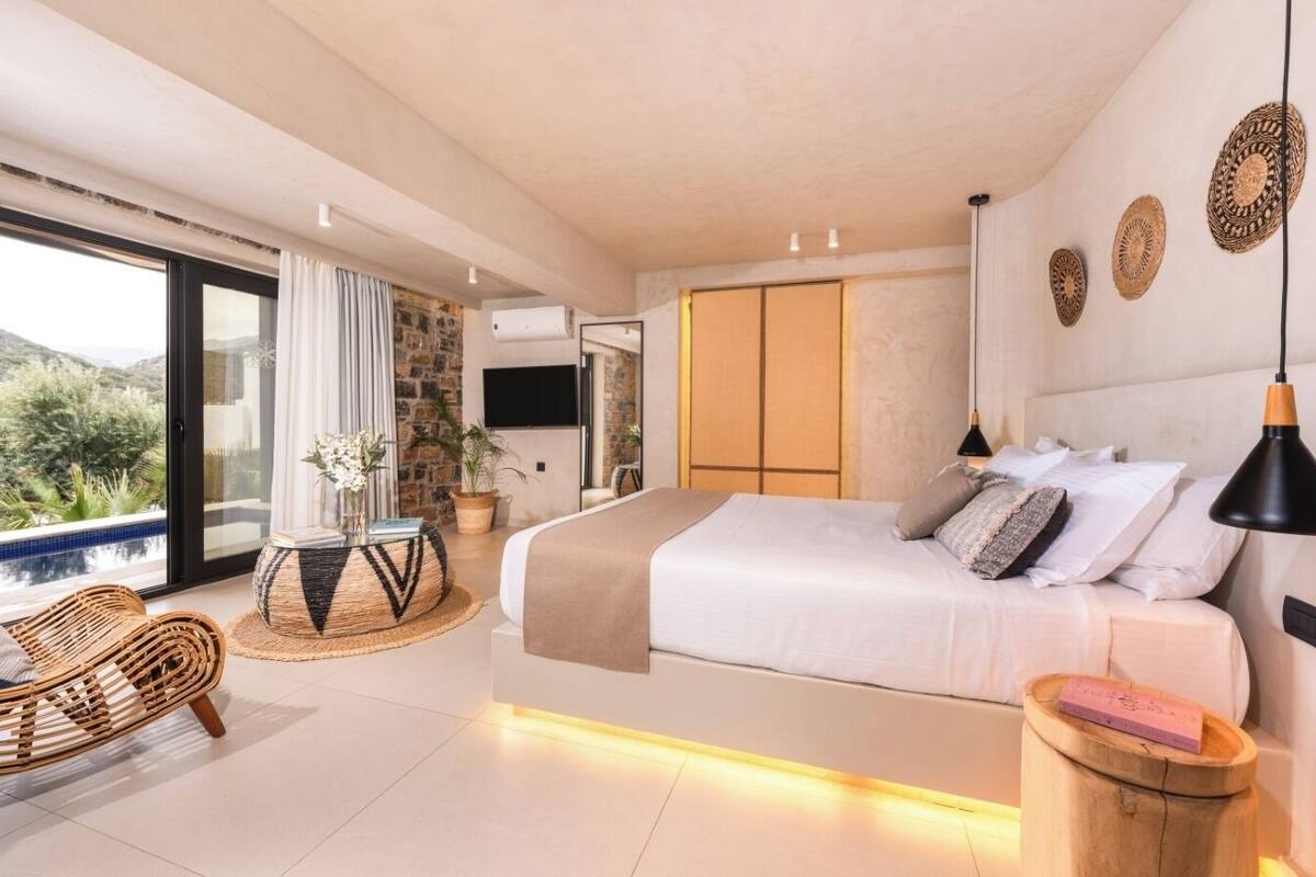 Deluxe Suite, Hill View | In-room safe, laptop workspace, iron/ironing board, WiFi (free)