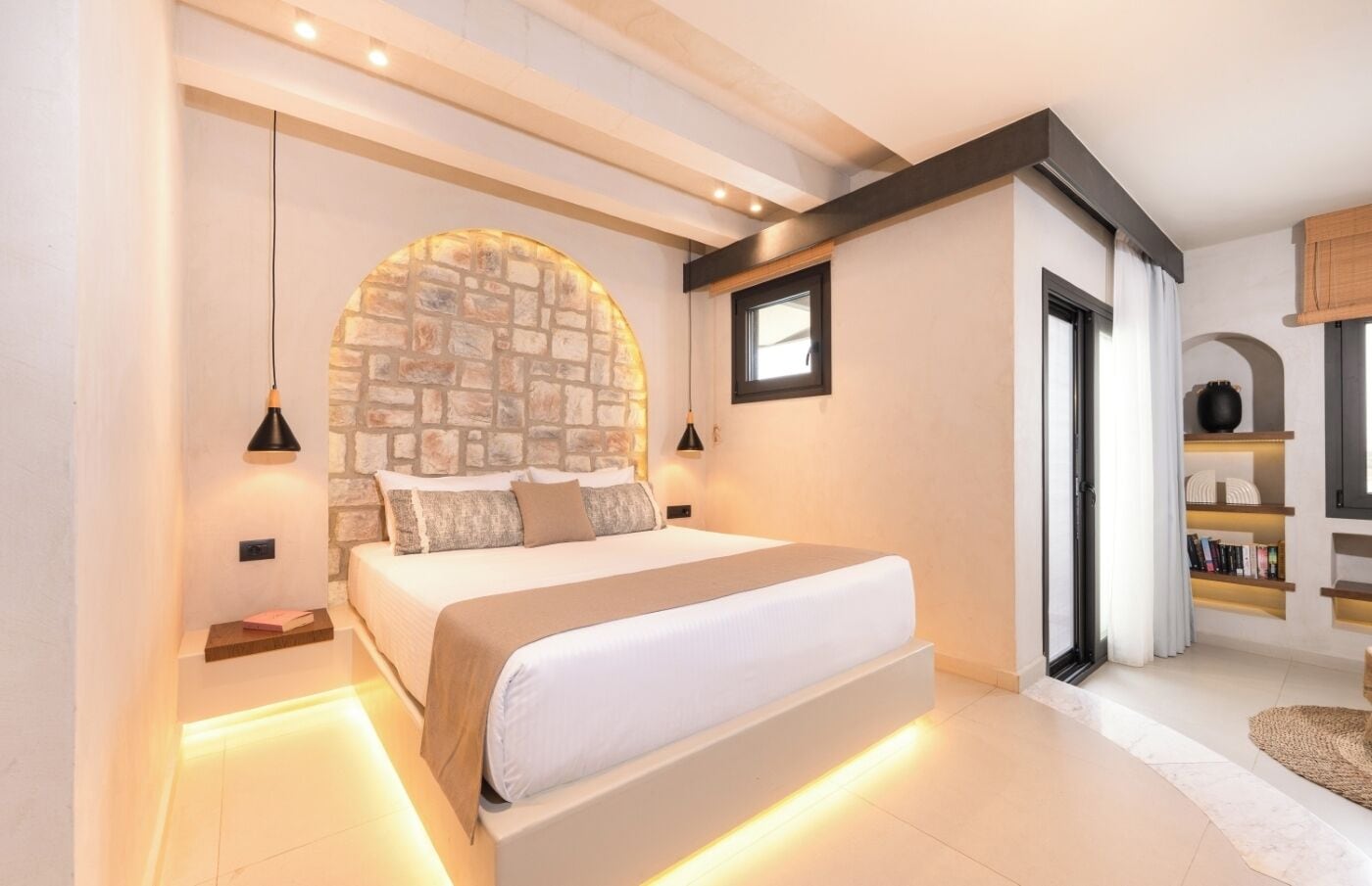 Suite Deluxe, vista al mar | Caja de seguridad en la habitación y espacio para trabajar con laptop 