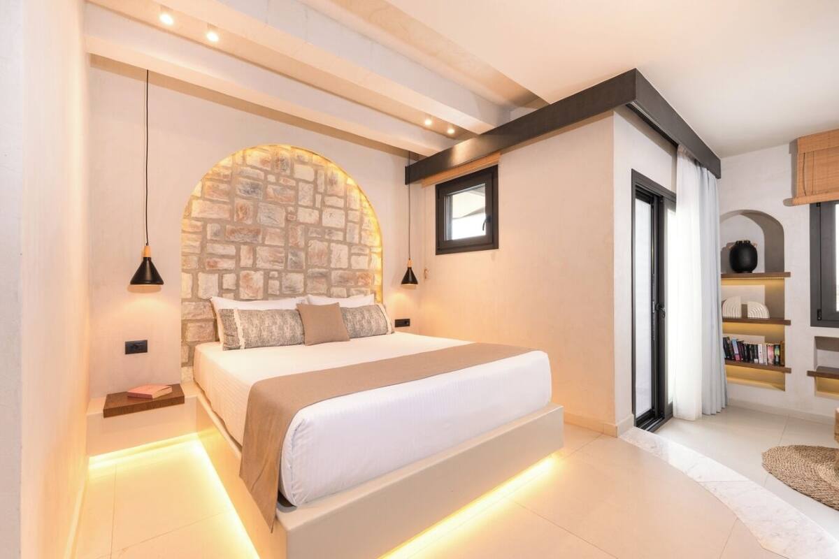 Deluxe Suite, Sea View | In-room safe, laptop workspace, iron/ironing board, WiFi (free)