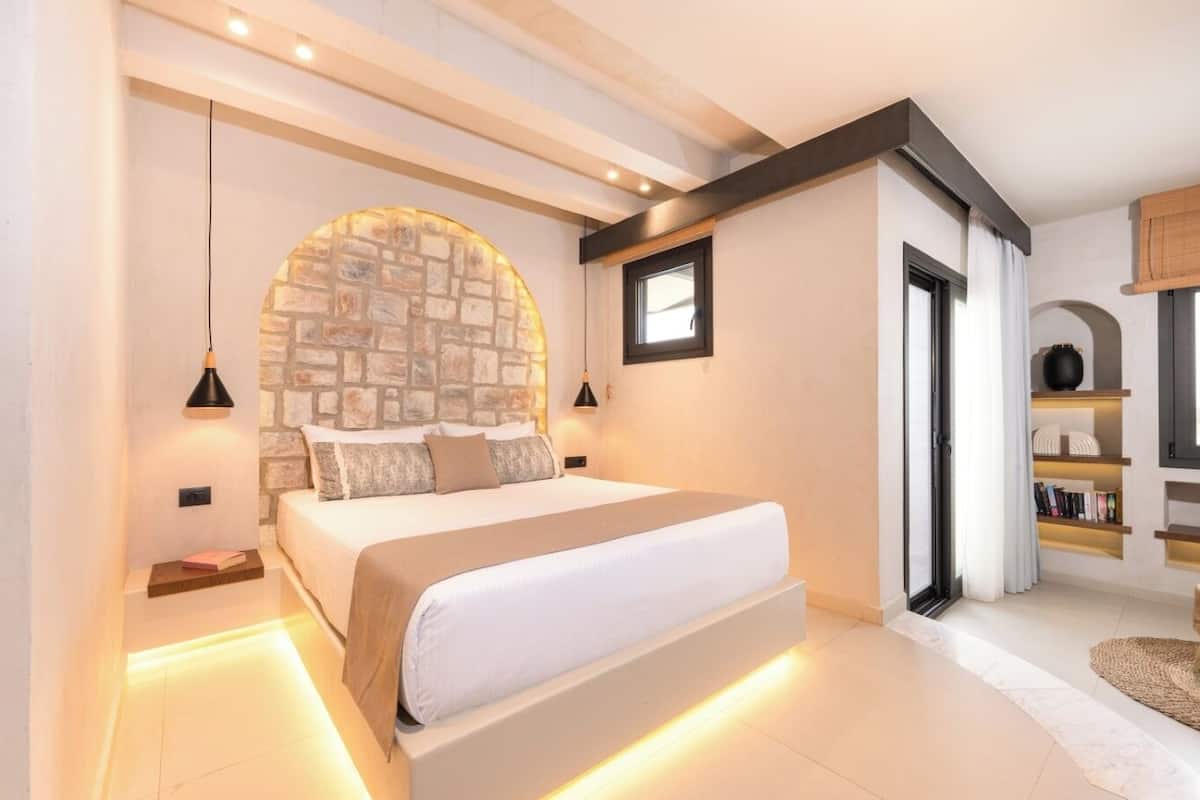 Suite Deluxe, vista al mar | Caja de seguridad en la habitación y espacio para trabajar con laptop