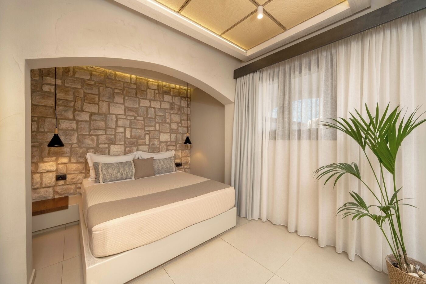 Suite Deluxe, vistas al mar | Caja fuerte y espacio para trabajar con un portátil
