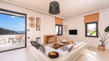 Deluxe Penthouse, Sea View | In-room safe, laptop workspace, iron/ironing board, free WiFi