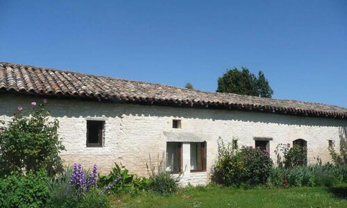 GITE PLAIN-PIED face MANOIR 35 min from FUTUROSCOPE Poitiers