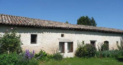 GITE PLAIN-PIED face MANOIR 35 min from FUTUROSCOPE Poitiers