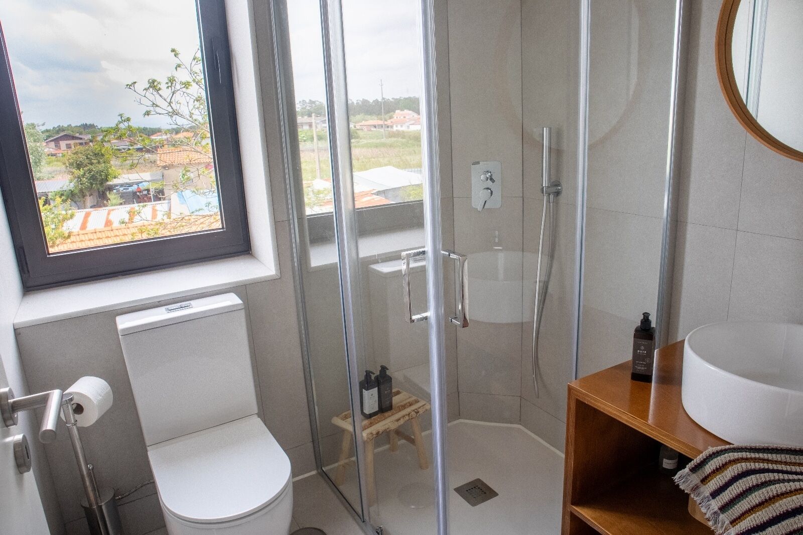 Habitación estándar con 2 camas individuales, vistas al patio | Baño | Jabón, champú y papel higiénico