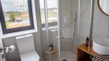 Habitación estándar con 2 camas individuales, vistas al patio | Baño | Jabón, champú y papel higiénico