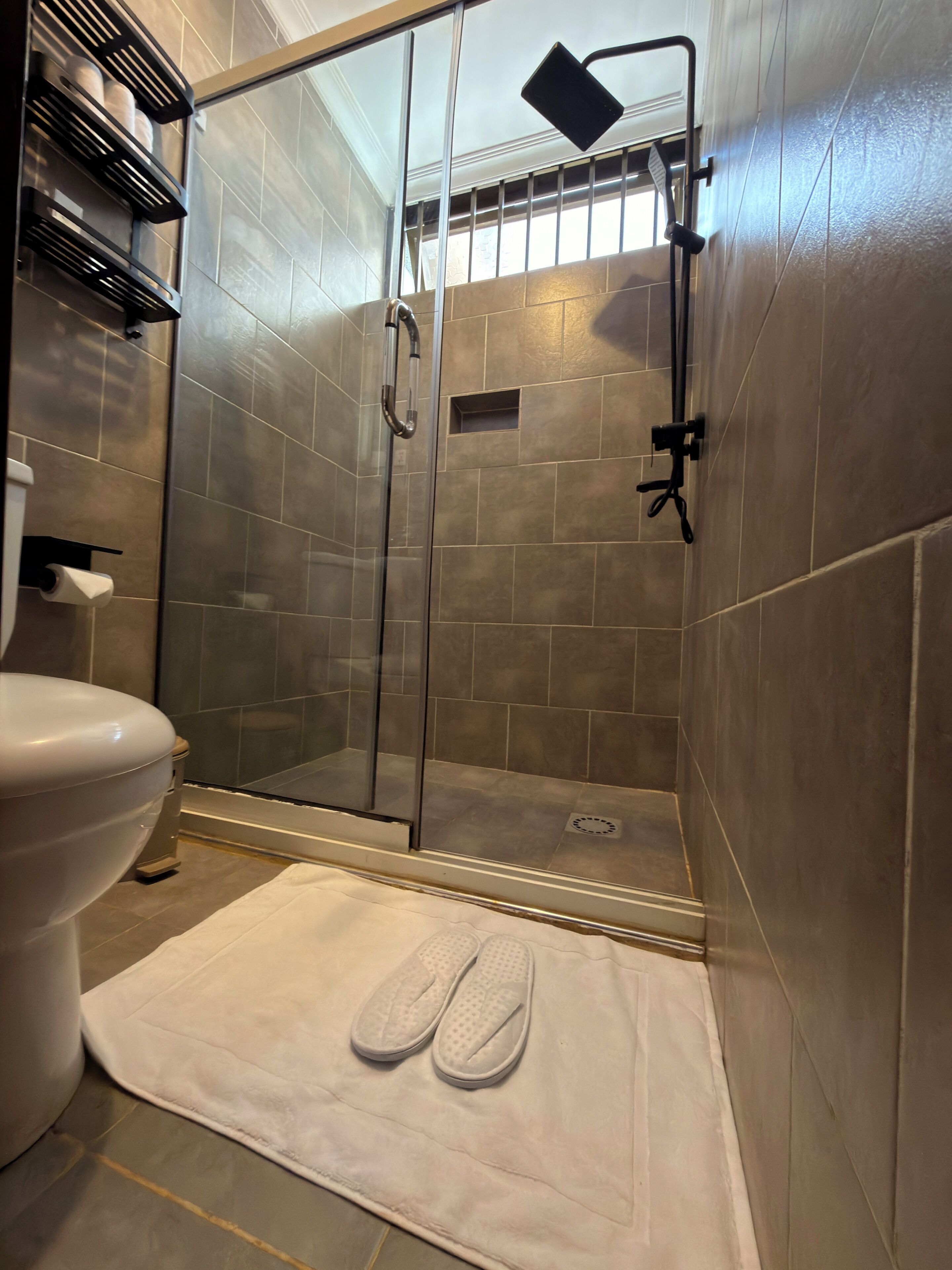 Apartamento, sacada, vista para o jardim | Banheiro | Chuveiro, produtos de toalete grátis