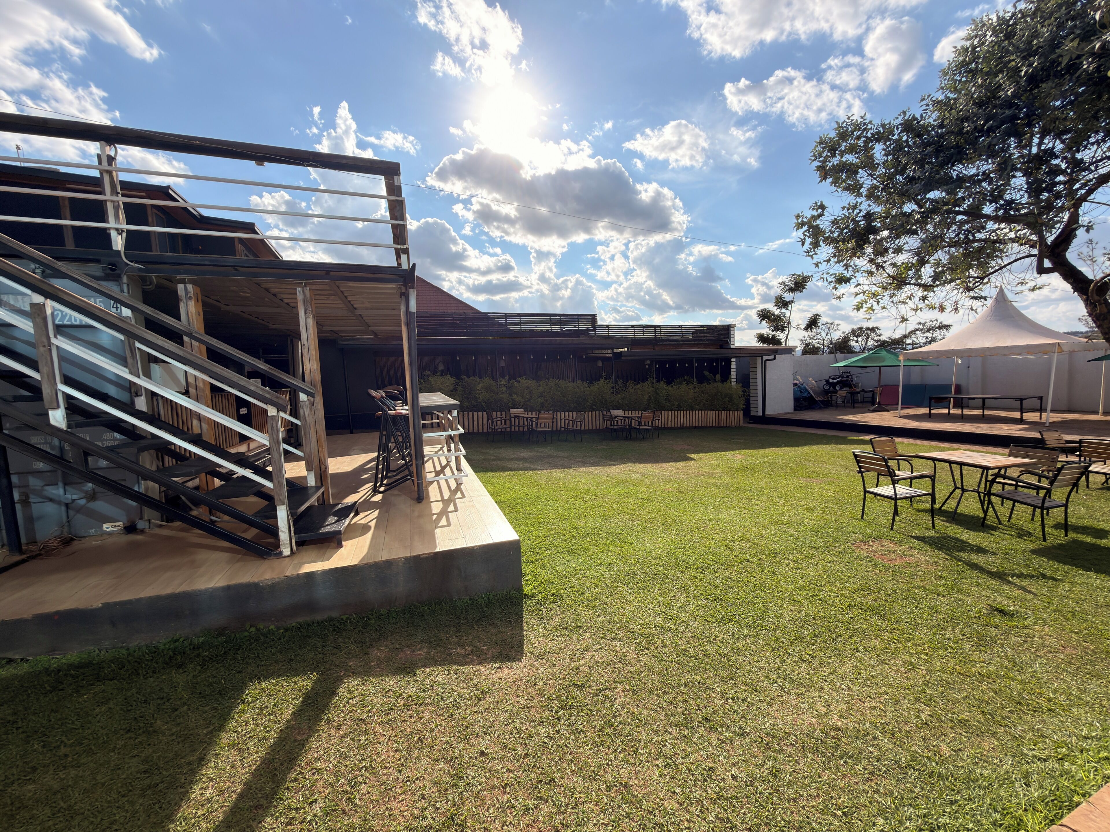 Apartamento, sacada, vista para o jardim | Opções para refeição ao ar livre