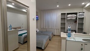 ファミリー アパートメント キッチン | 防音設備、アイロン / アイロン台、WiFi (無料)