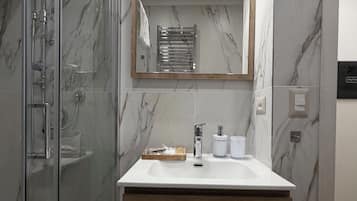 Sèche-cheveux, serviettes fournies, savon, shampoing