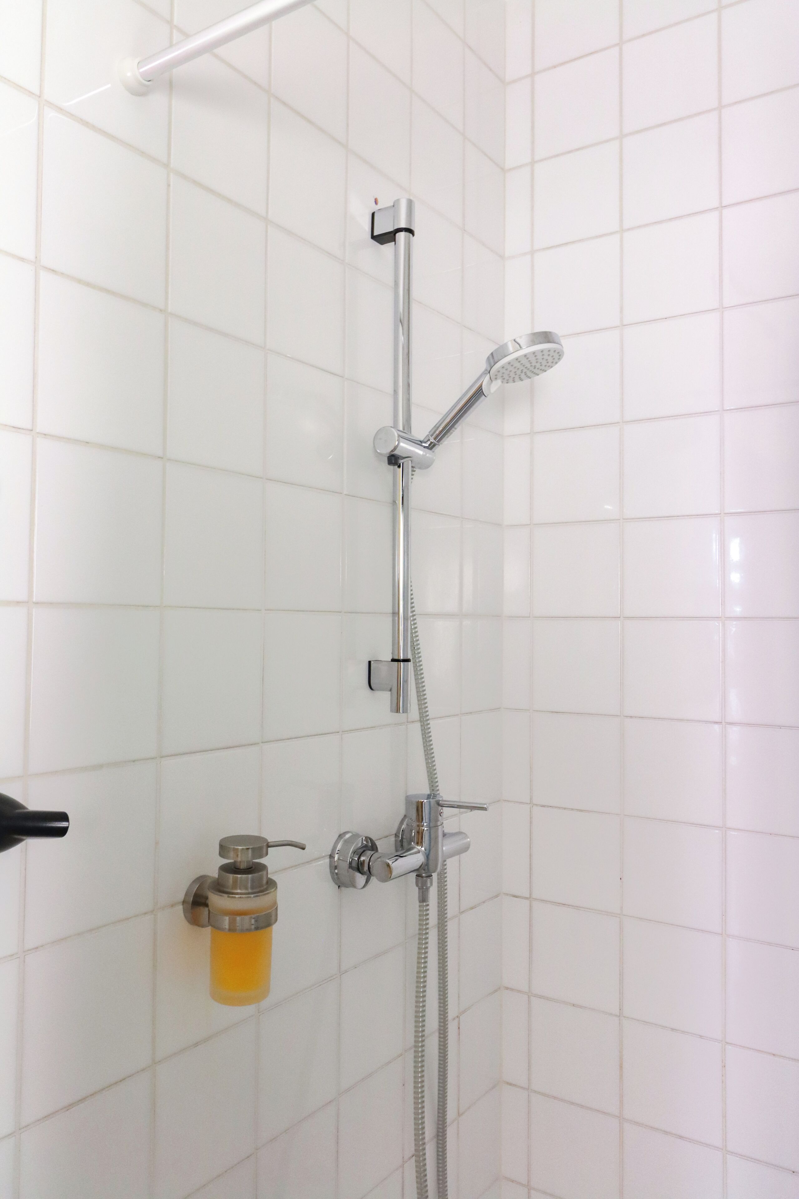 Dusche, Haartrockner, Handtücher, Toilettenpapier